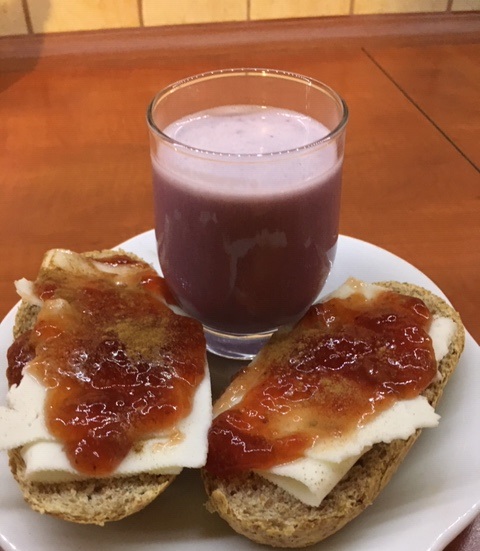 Kanapki z serem kozim, dżemem, cynamonem i szejkiem białkowym B